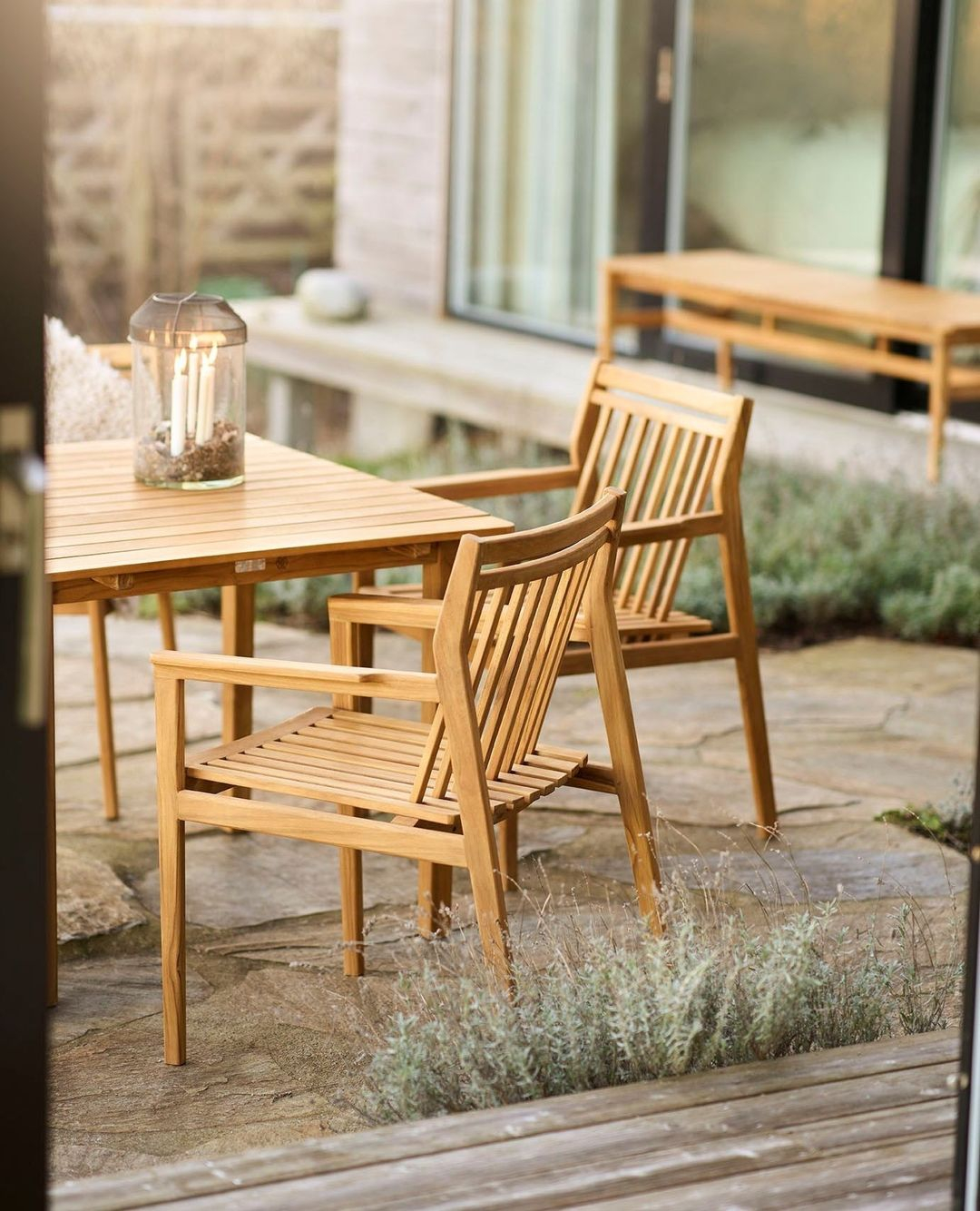 Having the teak wood furniture without adding any color to it is really adorable.