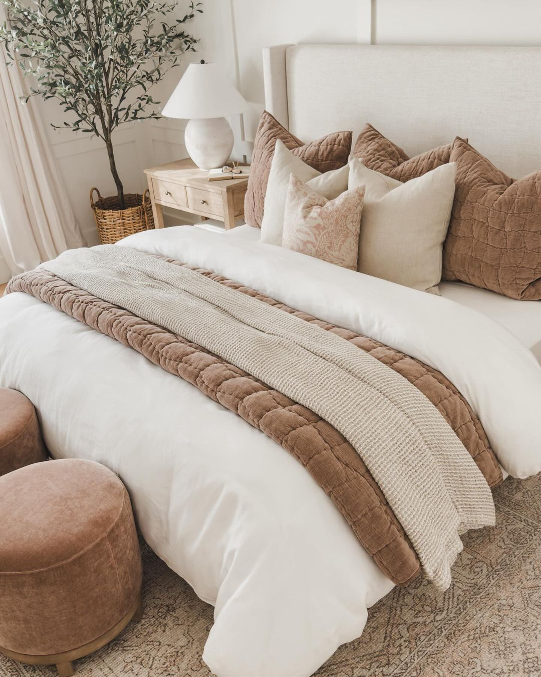 The linen material for the bedding is really comfortable. In case you want a simple yet luxurious one, you can choose the monochrome colors.