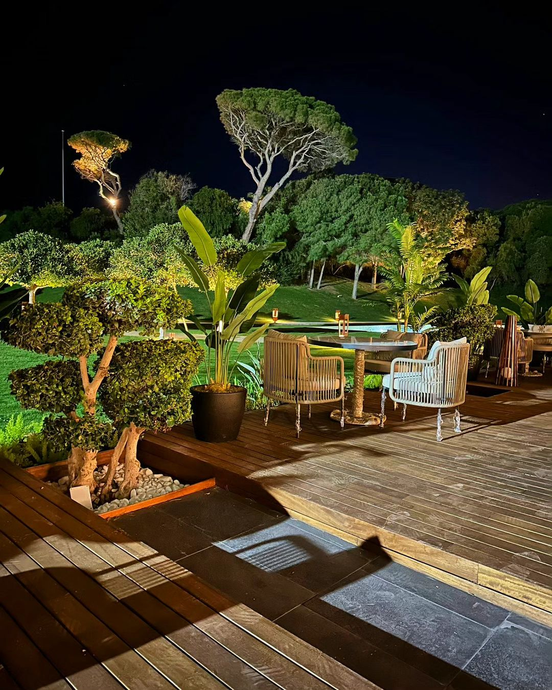 It can be seen that this outdoor area uses the floodlight as the main lighting.
