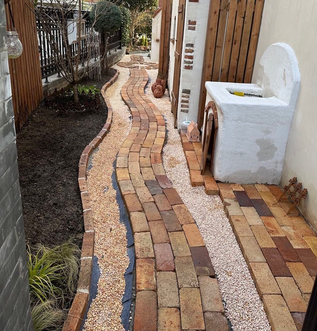 The interesting thing about this pathway is how the round shape is created at the end of the pathway.