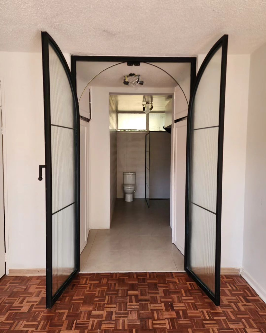 This door with an arched design is already impressive. It is then framed with the steel material.