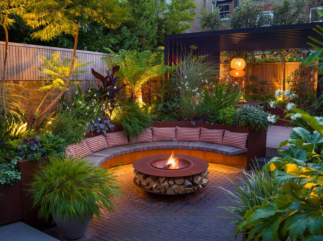 The yellow color is an effective one to bring a calm and warm ambiance.