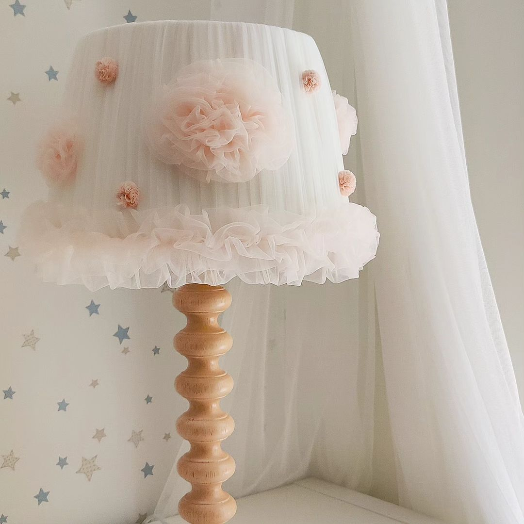 So cute and pretty! You can even make it yourself. You can cover your old lampshade with this pretty and impressive lampshade.