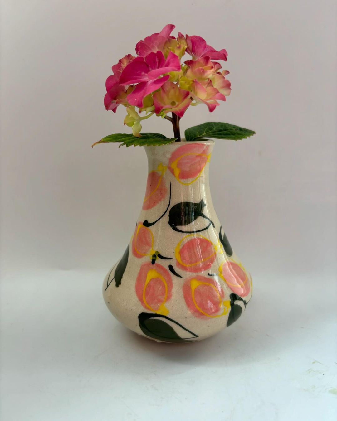 This ceramic vase is perfect for spring. Look at the colors that can give a cheerful impression.