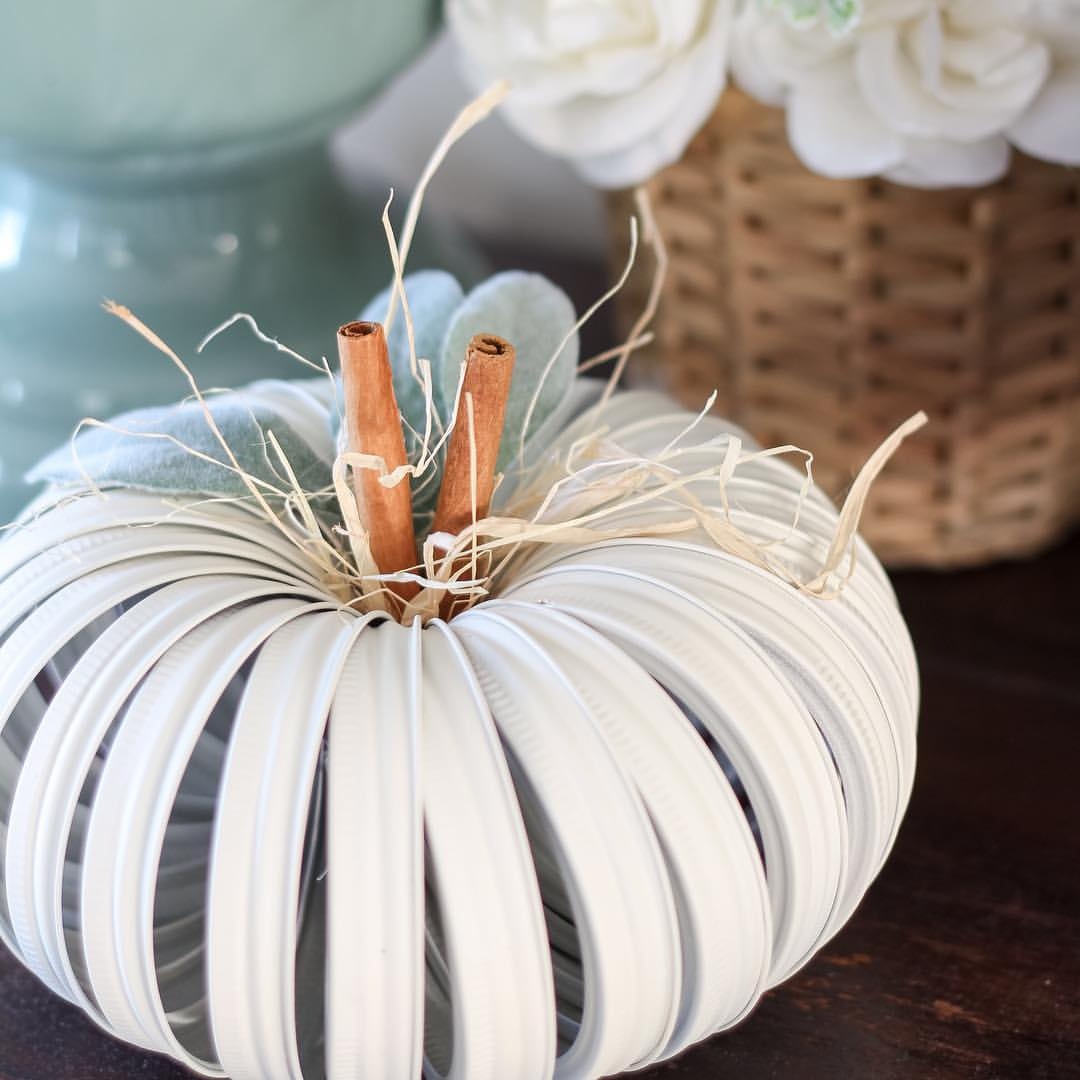 Mason jar lid pumpkins