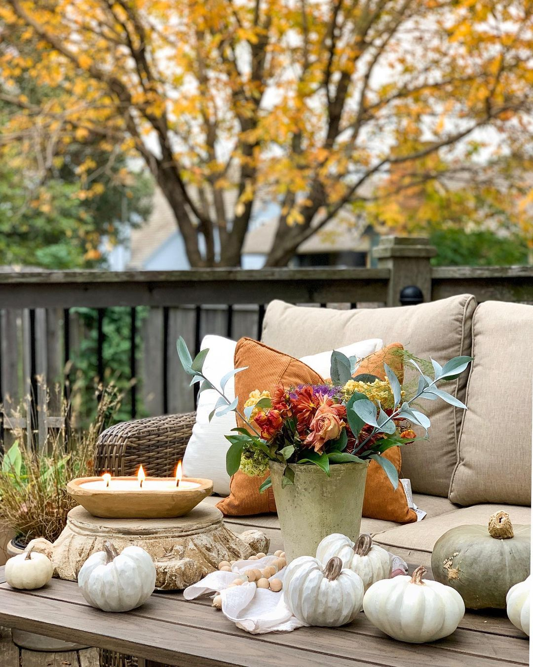 Seasonal table centerpiece