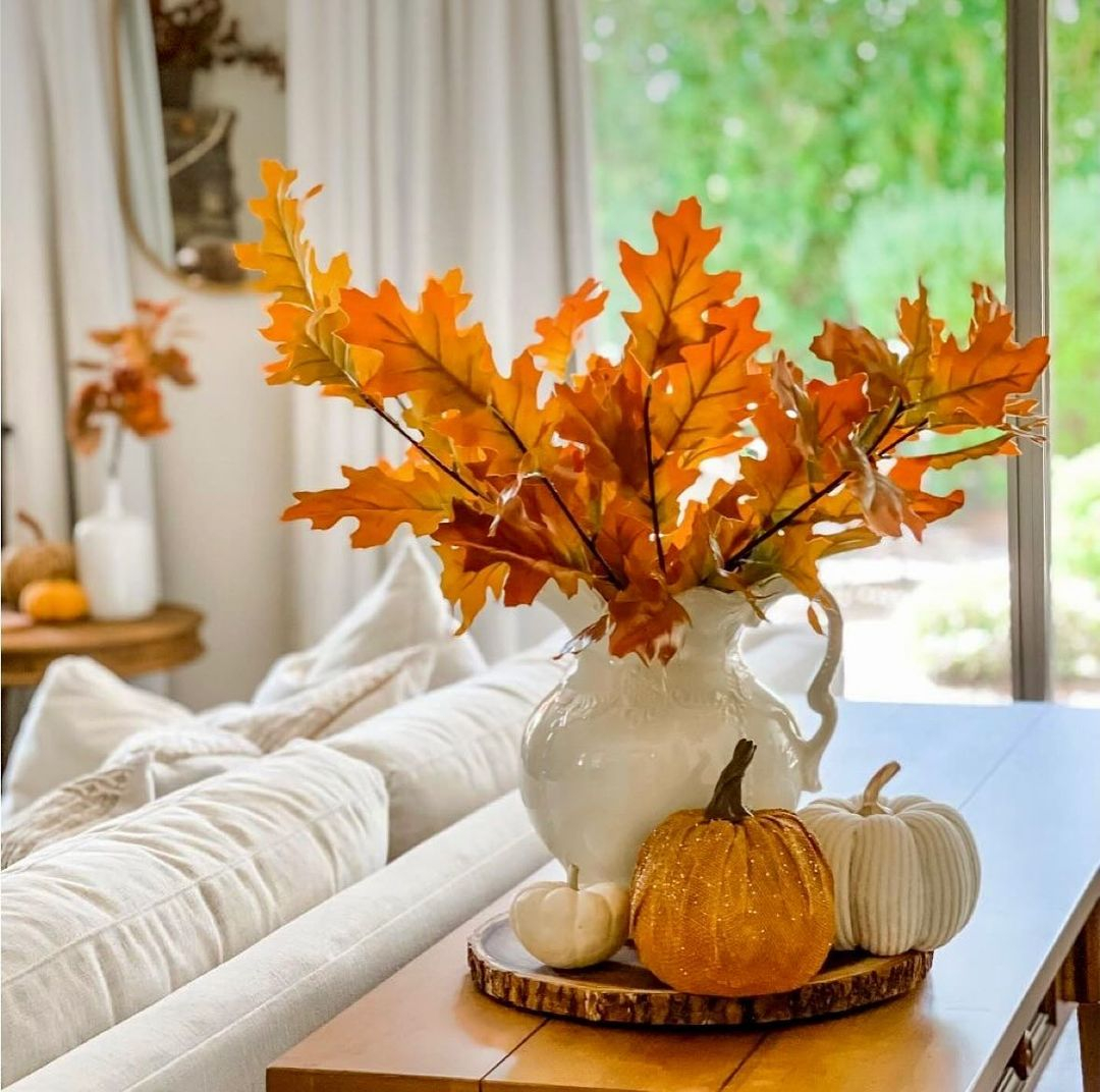 A vase of fall foliage