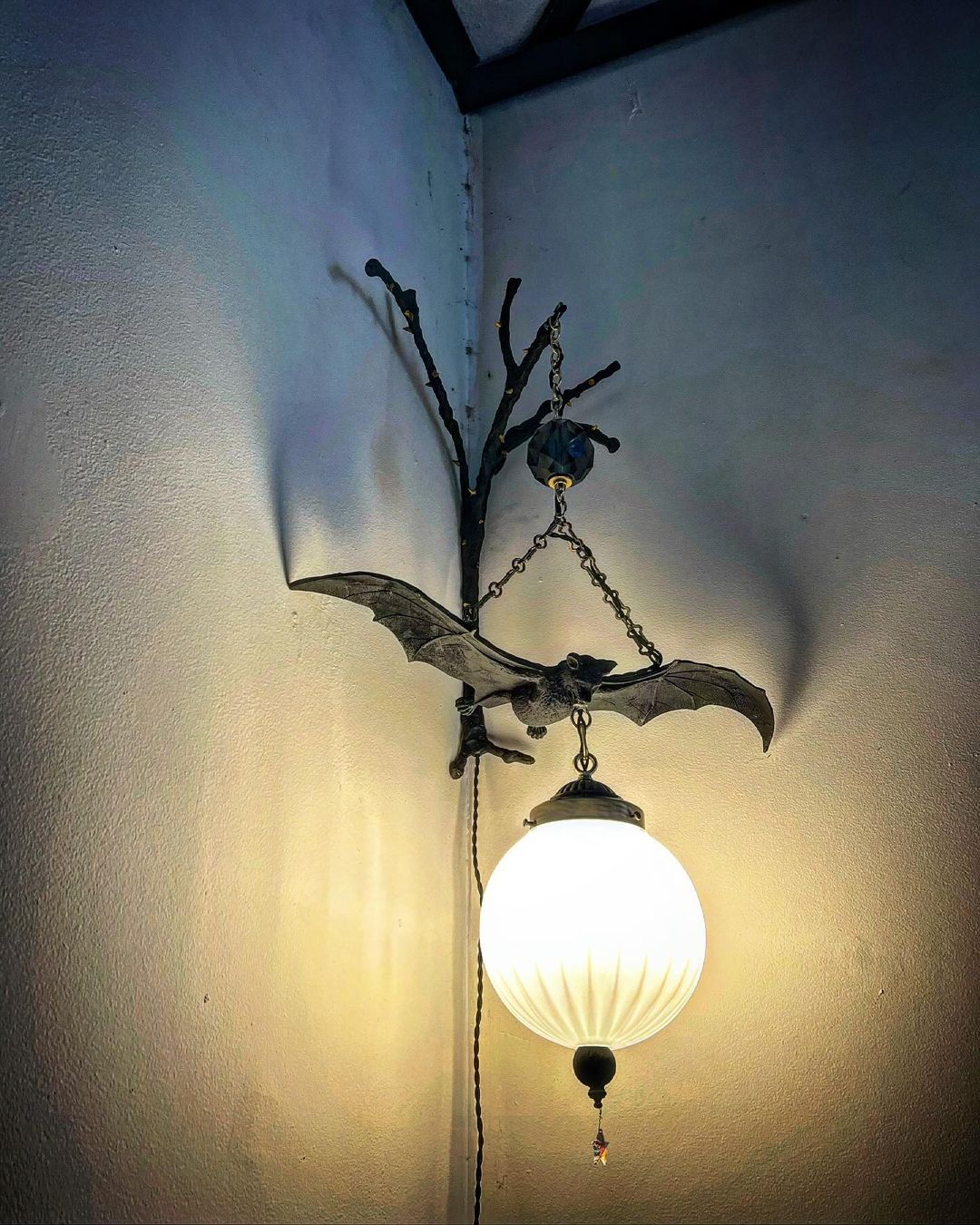 Hanging bat lamp