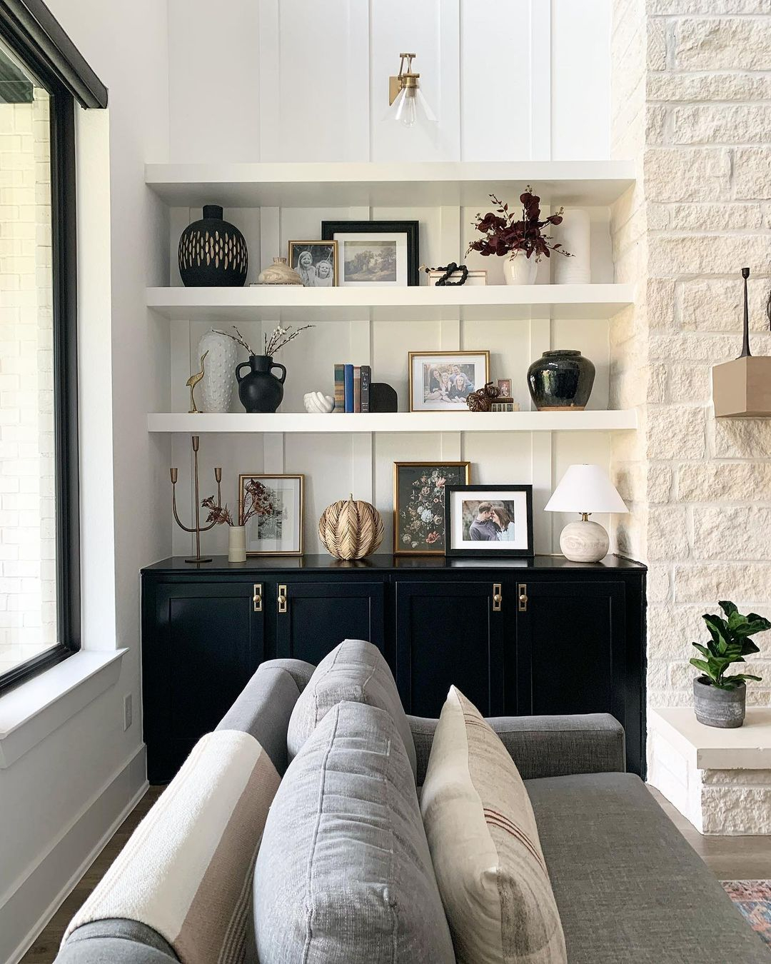 Minimalist and balanced decoration
