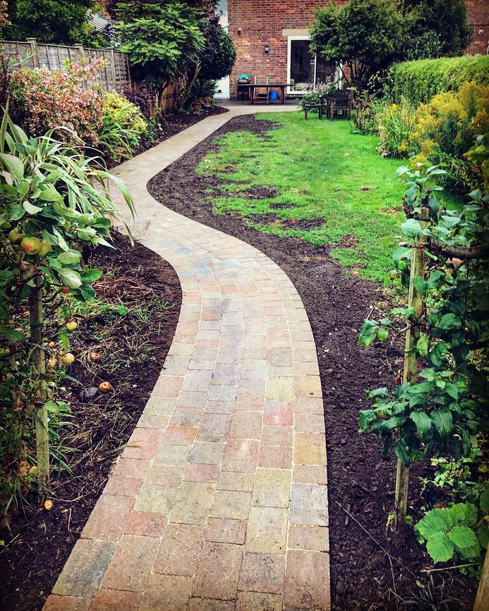 Curved pathway