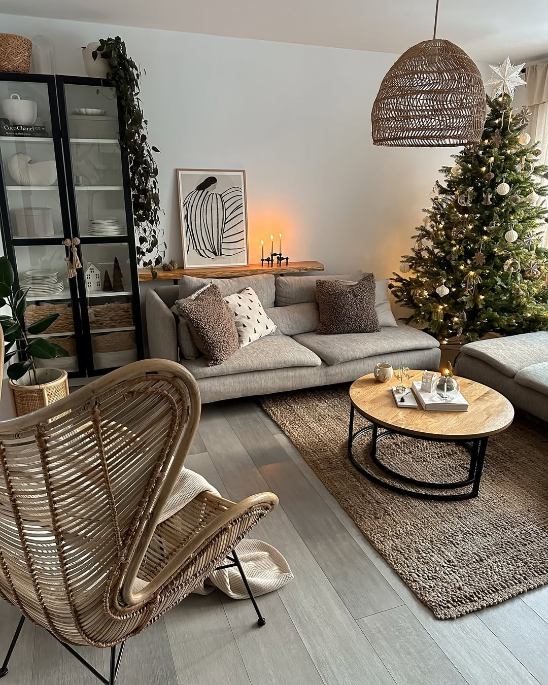 Neutral Christmas decor