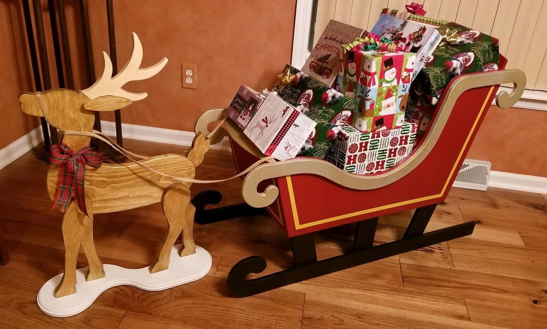 Sleigh decor with gift boxes
