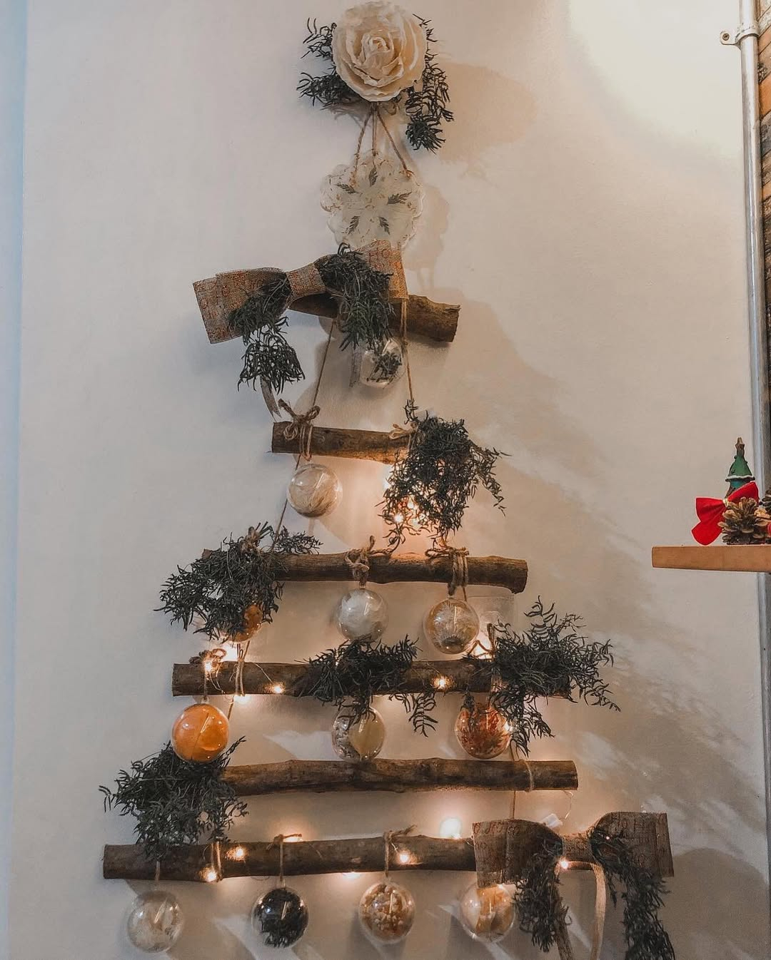 Wall-mounted Christmas tree
