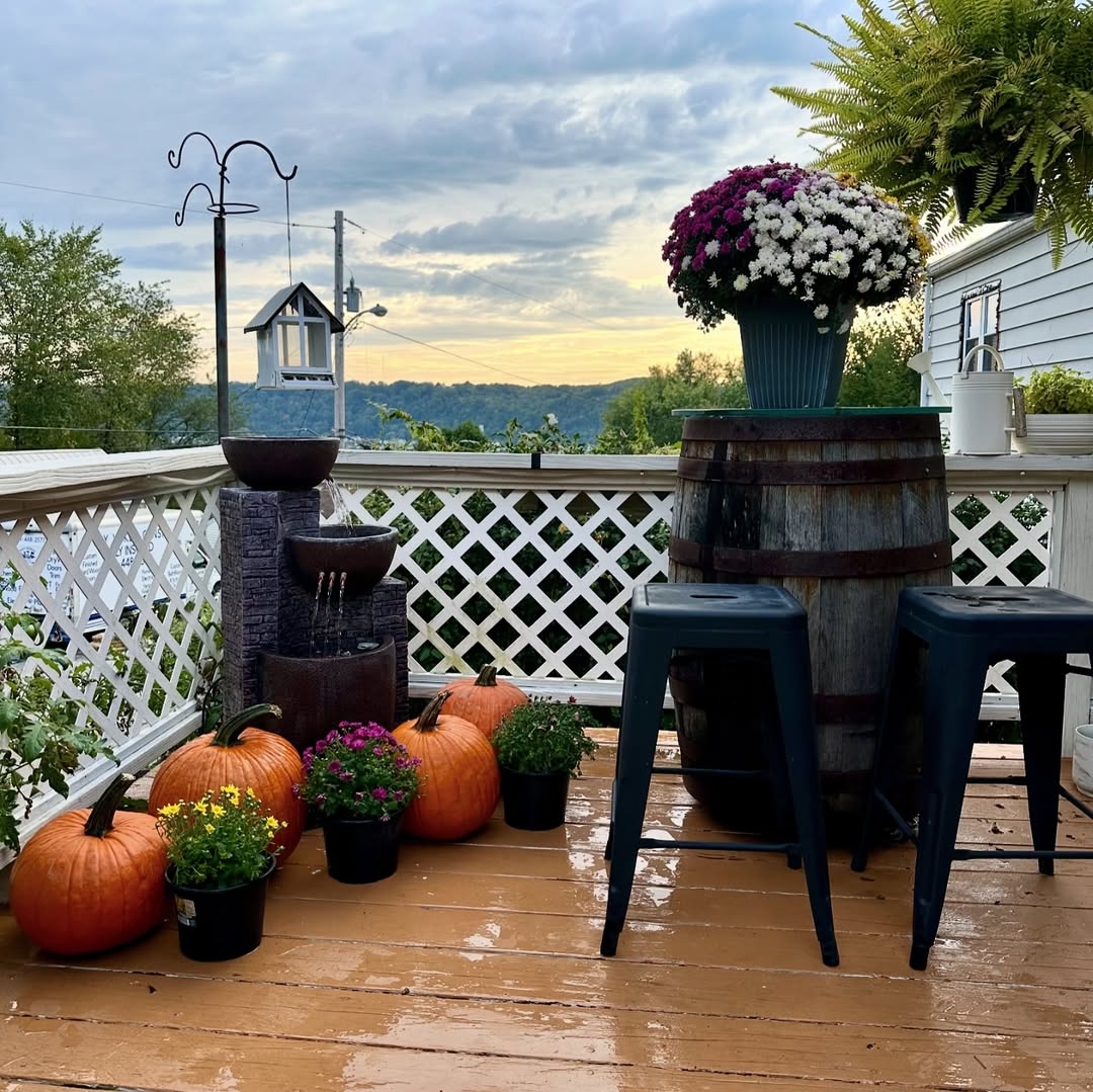 Seasonal deck decor