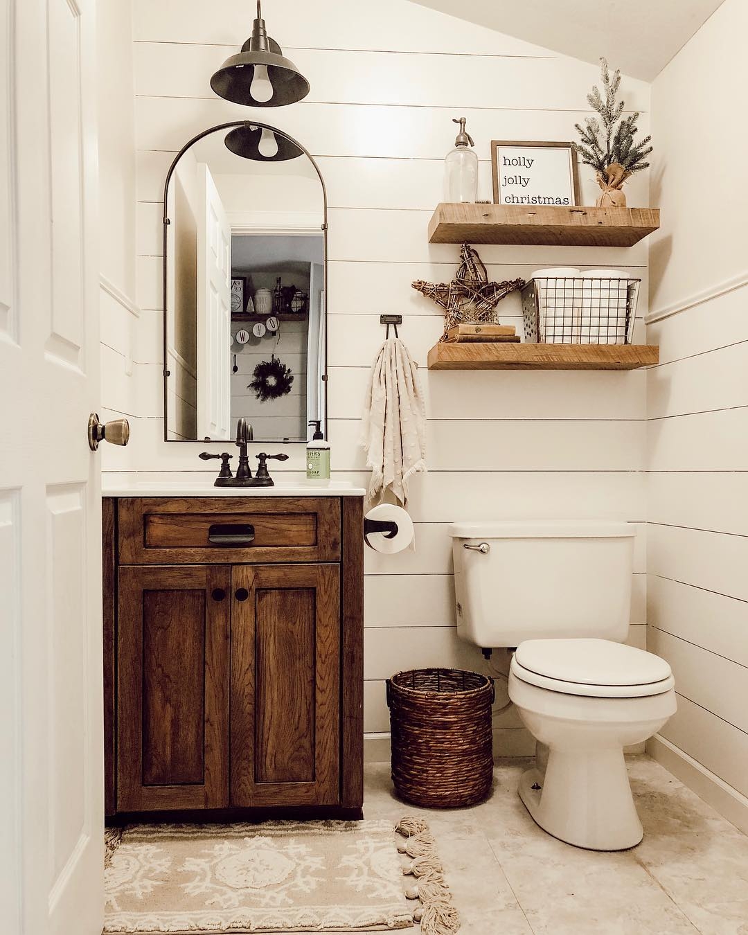 Winter bathroom decor