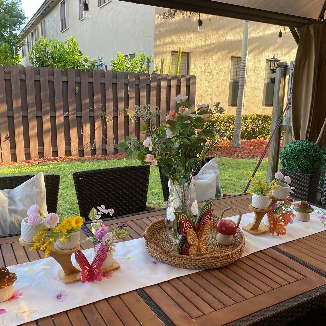 Outdoor dining decor