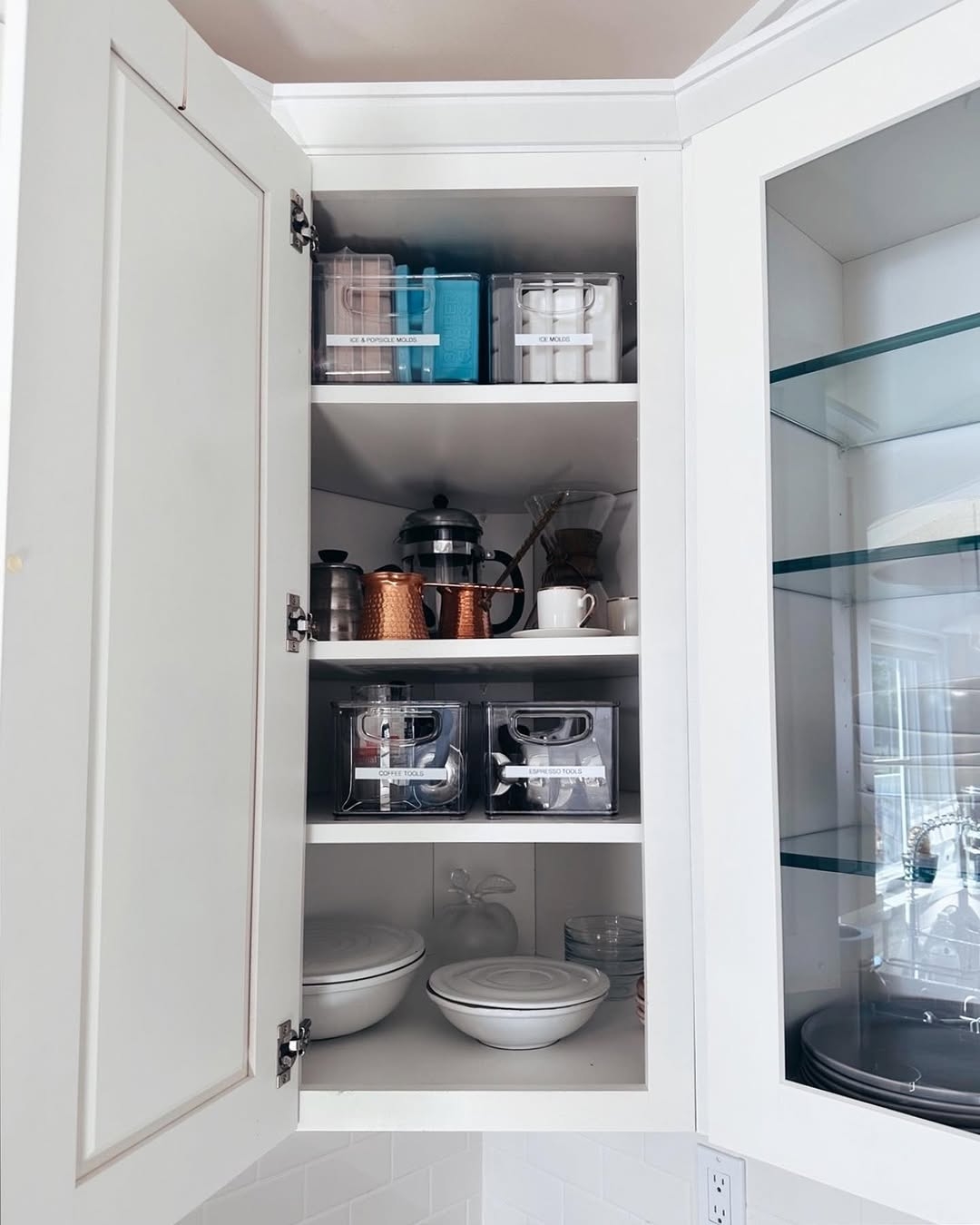 Corner kitchen cabinet