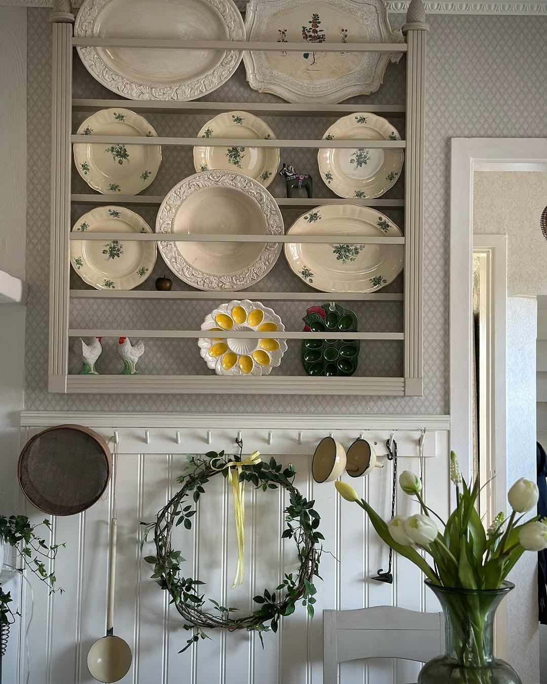 Spring-themed dishware