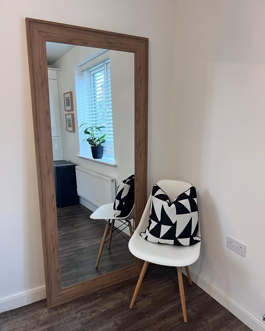 Standing mirror