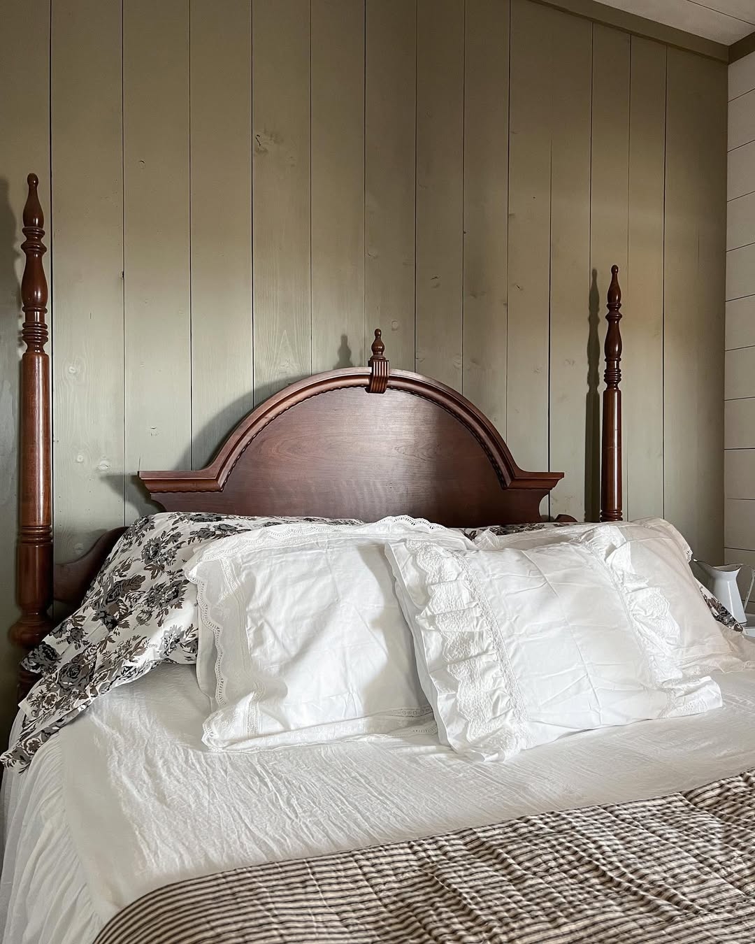 Linen bedding