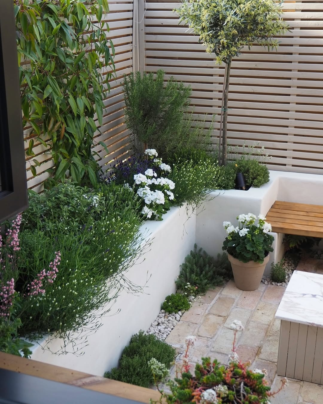 Corner raised bed